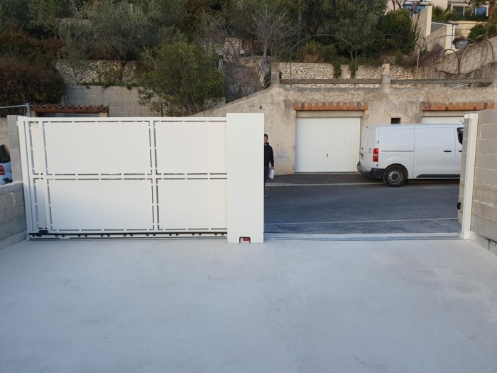 Double coulissant BFT côté droit ouvert qui coulisse devant le côté gauche afin d'utiliser les deux places de stationnement. Installation réalisée par ALN Fermetures